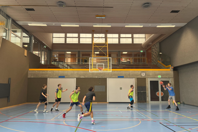 Studierende spielen Basketball