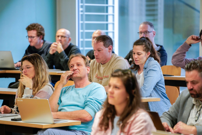 Mehrere Personen in Seminarsituation