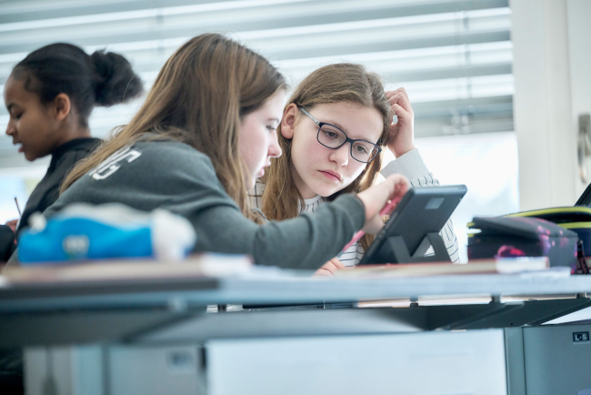 Zwei Mädchen arbeiten an Tablet