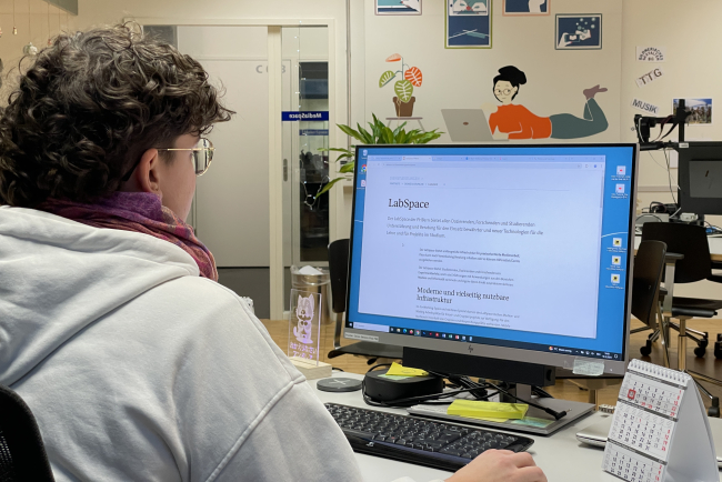 Yessica an ihrem Arbeitsplatz im LabSpace