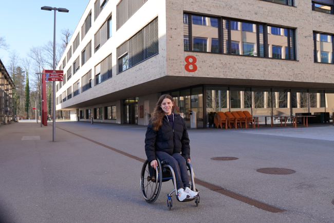 Studentin und Para-Schwimmerin Nora Meister auf dem vonRoll-Hochschulareal.