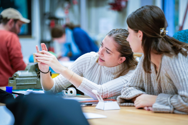 Zwei TTG-Studentinnen besprechen ihr Projekt