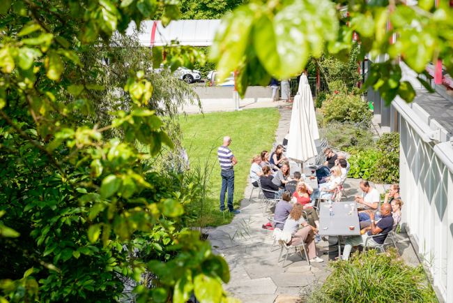 Teilnehmende des Sommer-Camps in einer Pause auf dem IWD-Campus