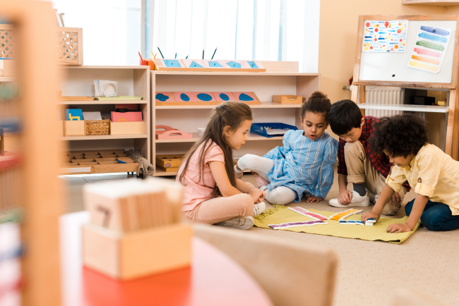 Kinder spielen ein Spiel am Boden