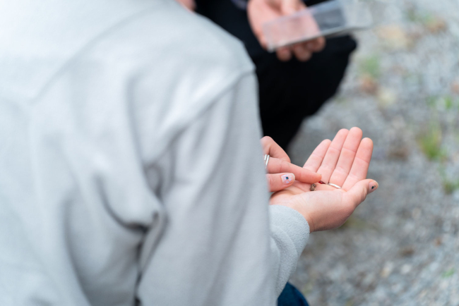 Nahaufnahme einer Hand mit einer kleinen Schnecke