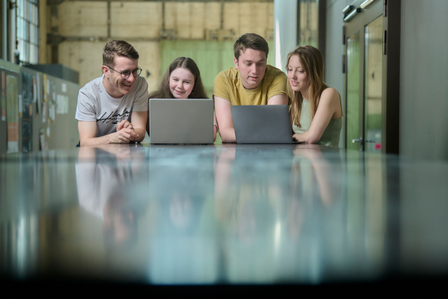 Vier Studierende am Laptop