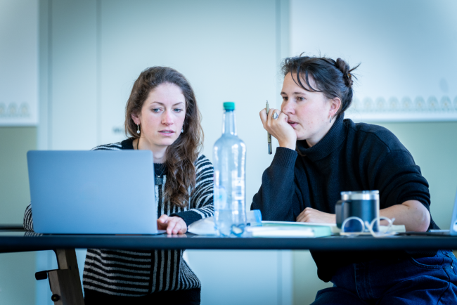 Personen vor Notebook - Blogs der PHBern