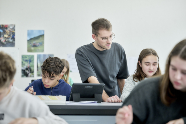 Lehrperson in einer Klasse