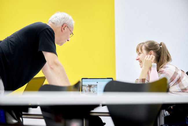 Mann und Frau an Tisch in Gespräch