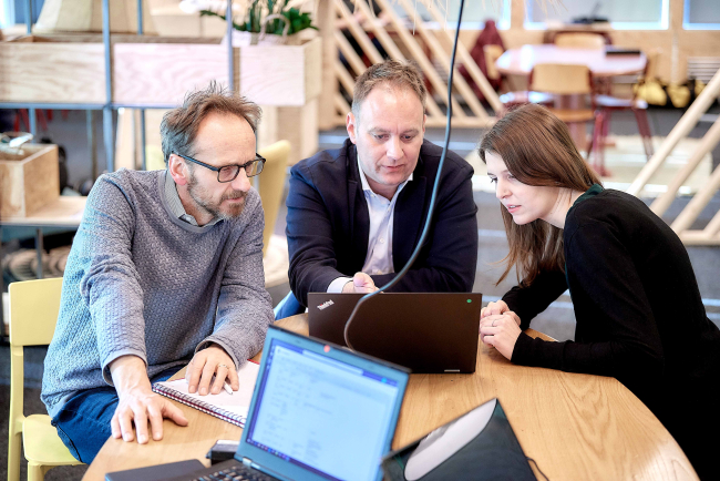 SMI im Gespräch an Labtop