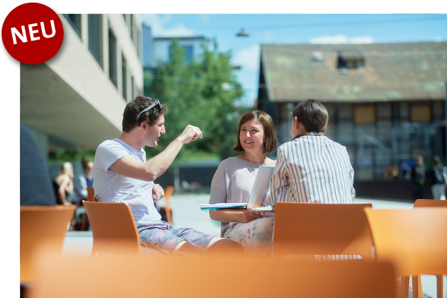 Studierende draussen an einem Tisch
