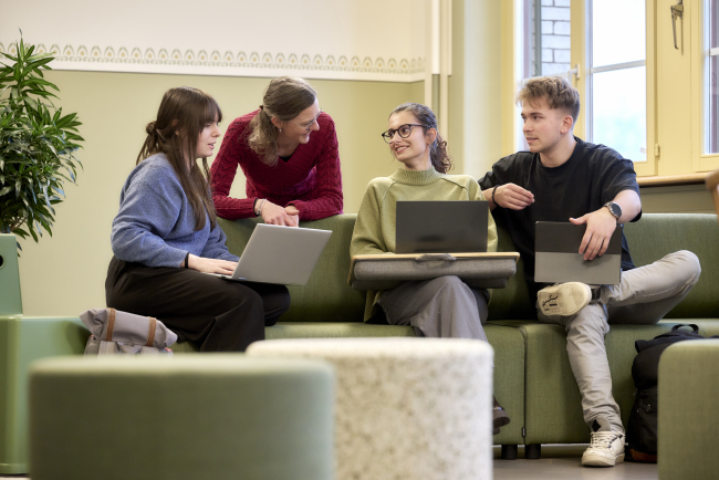 Vier Studierende tauschen sich gegenseitig aus