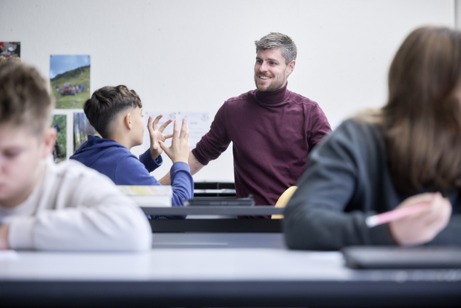 Ein Praktikant unterrichtet an einer Schule
