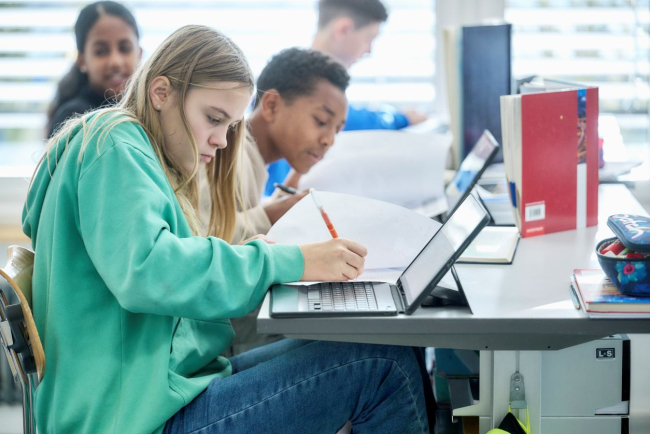 Lernende arbeiten an Laptops, in Einzelarbeit
