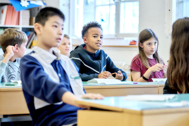 Schülerinnen und Schüler in einer Unterrichtssituation